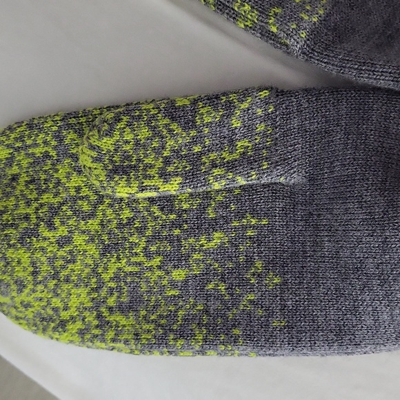 Womens light and bright mittens by lulu lemon! - Picture 2 of 10